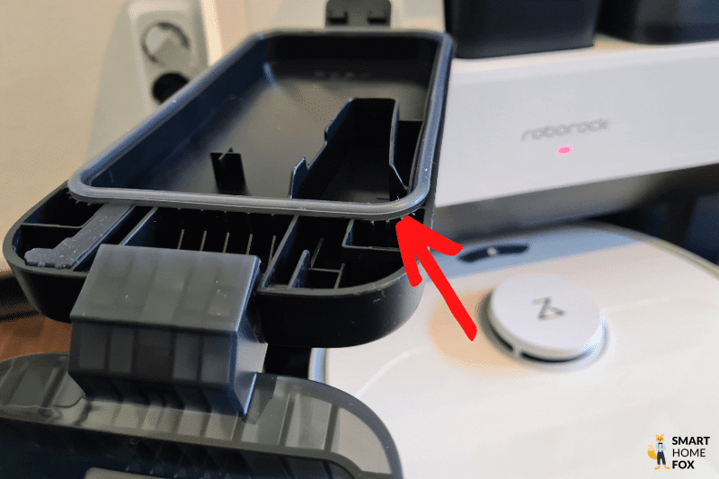 Der dicke Gummirand des Schmutzwassertanks ist in der Nahaufnahme zu sehen